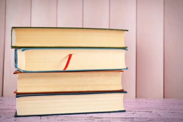 Stapel boeken op paneel — Stockfoto