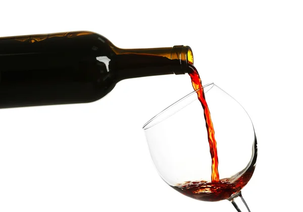 Kırmızı şarap bardağa dökülüyor, beyaz üzerine izole edilmiş. — Stok fotoğraf