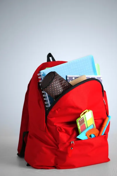 Rugzak met schoolspullen — Stockfoto