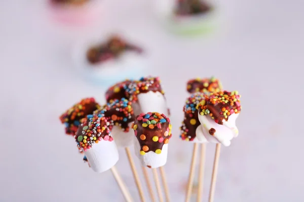 Välsmakande marshmallows med choklad på pinnar, närbild — Stockfoto