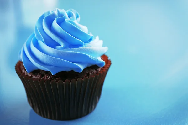 Bolo de chocolate no fundo azul — Fotografia de Stock