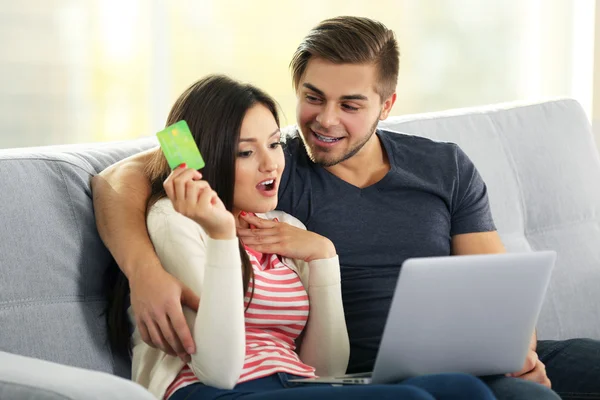 Casal feliz usando cartão de crédito — Fotografia de Stock