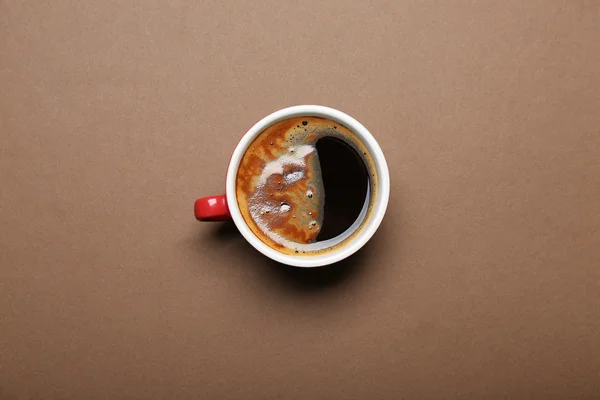 Tasse Kaffee auf braunem Hintergrund, Draufsicht — Stockfoto