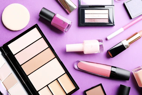 A lila háttér kozmetikumok — Stock Fotó