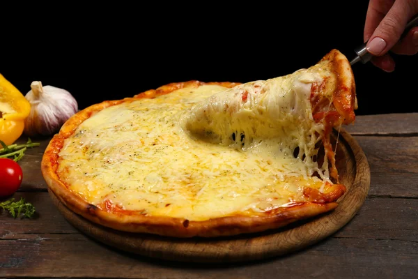 Вкусная нарезанная пицца на деревянном столе, закрыть — стоковое фото
