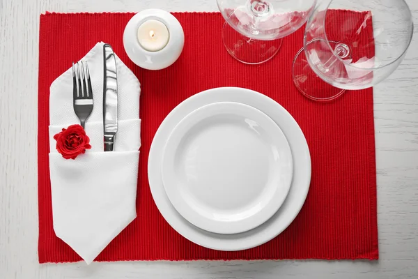 Ajuste de mesa con platos — Foto de Stock