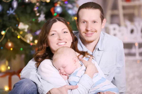 Šťastná rodina v zařízeném pokoji vánoční — Stock fotografie