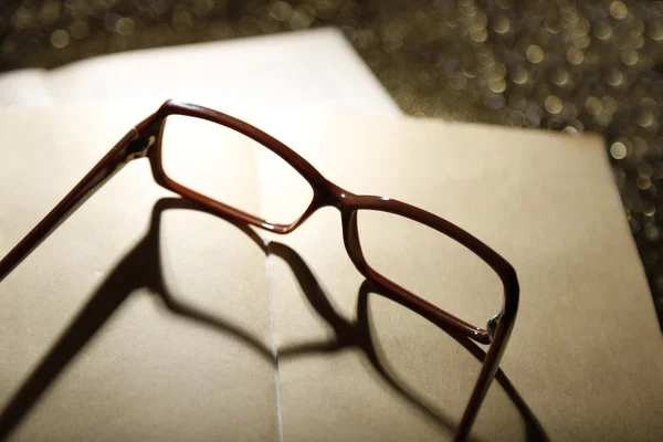 Opened book and eyeglasses — Stock Photo, Image