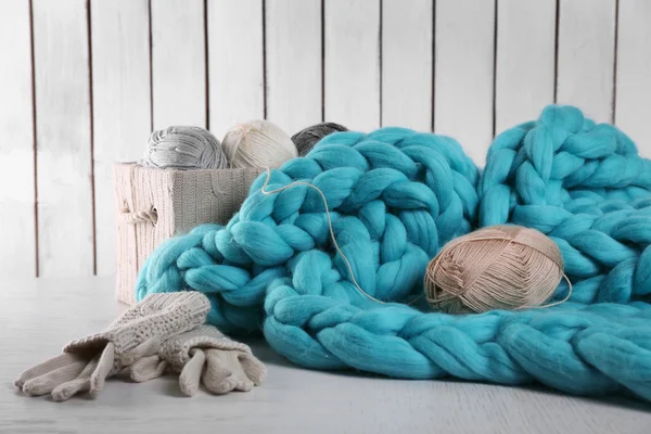 Плед и одежда из вязаной шерсти — стоковое фото