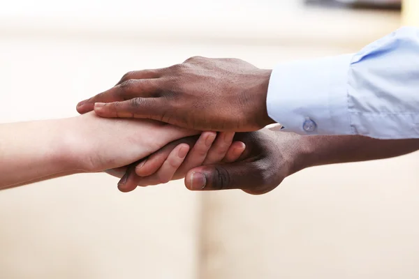 Mani tenere insieme, concetto di amicizia — Foto Stock