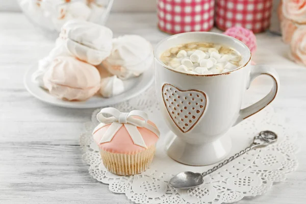 Becher mit heißer Schokolade mit Marshmallows, auf hellem Holzgrund — Stockfoto