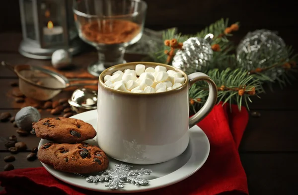 Tasse heiße Schokolade mit Marshmallows, Tannenzweig auf Holzgrund — Stockfoto