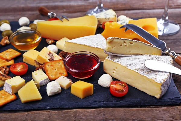 Ahşap masa, closeup tatmak için peynir — Stok fotoğraf