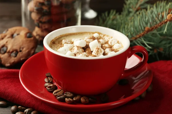 Tazza di cioccolata calda con marshmallow, ramo di abete su sfondo di legno — Foto Stock