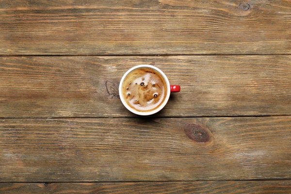 Taza de café sobre mesa de madera, vista superior — Foto de Stock