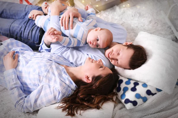 Glückliche Familie auf dem Boden liegend — Stockfoto