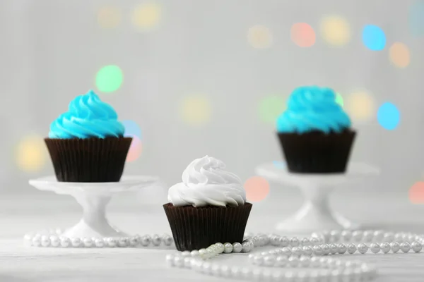 Chocolade cupcakes op onscherpe achtergrond — Stockfoto