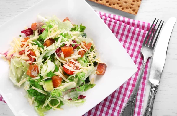 Salade de saumon savoureuse sur fond de table en bois — Photo