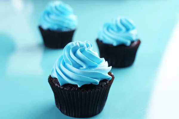 Choklad cupcakes på blå bakgrund — Stockfoto