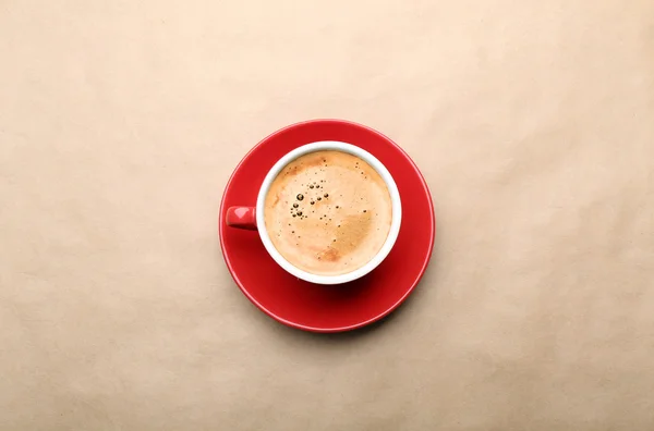 Tasse Kaffee auf beigem Hintergrund, Draufsicht — Stockfoto