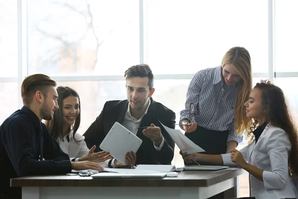 Människor diskutera nya affärsprojekt — Stockfoto