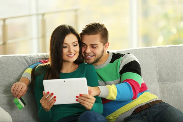 Casal feliz usando cartão de crédito — Fotografia de Stock