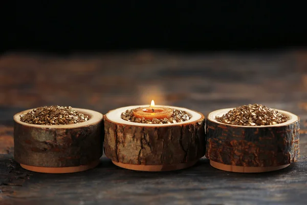 Горящая деревянная свеча с морской солью — стоковое фото