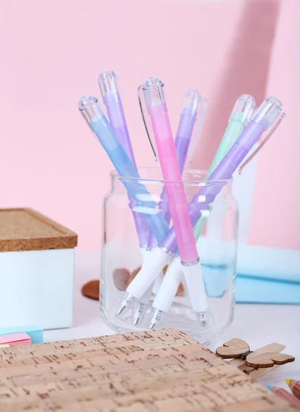 Set gekleurde pennen in glazen pot — Stockfoto