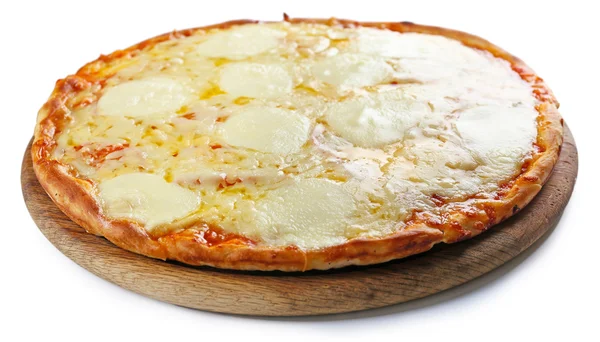 Pizza cheia de queijo em tábua de madeira isolada sobre fundo branco — Fotografia de Stock