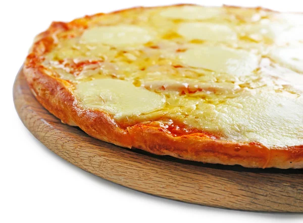 Pizza llena de queso sobre tabla de madera aislada sobre fondo blanco, de cerca — Foto de Stock
