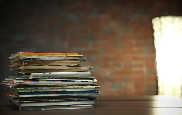 Stapel van oude boeken op houten tafel — Stockfoto