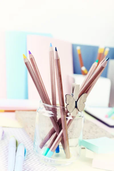 Crayons de couleur dans un pot en verre — Photo