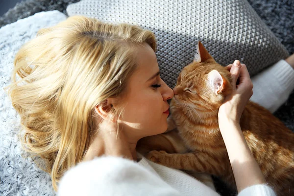 Mujer tendido con rojo gato —  Fotos de Stock