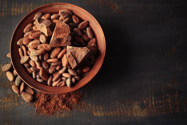 芳香族のココアと傷の木製の背景にチョコレート ボウル、クローズ アップ — ストック写真
