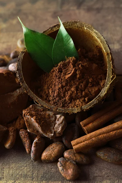 Cuenco con cacao aromático en polvo y hoja verde sobre fondo de madera, de cerca — Foto de Stock