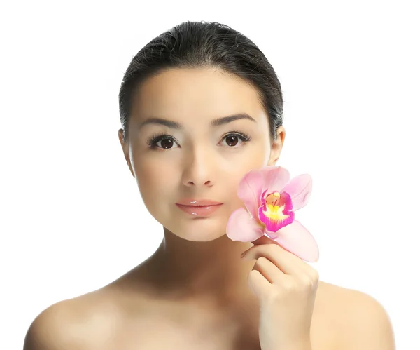 Hermosa mujer con flor de orquídea — Foto de Stock