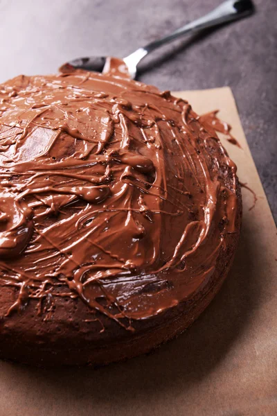 Шоколадный пирог с ложкой, крупным планом — стоковое фото