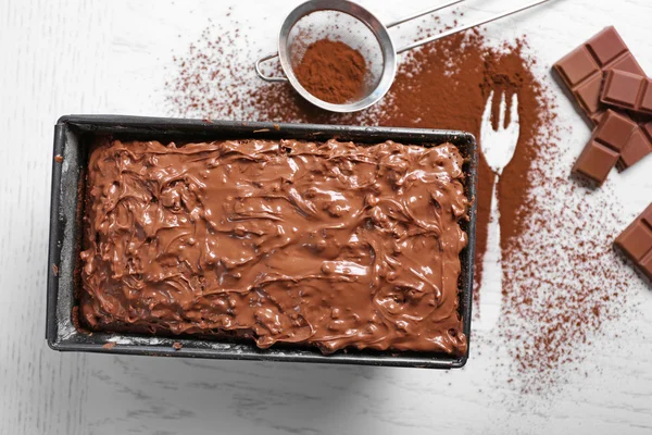 Heerlijke taart in pan versierd met chocolade en cacao op witte houten tafel, close-up — Stockfoto