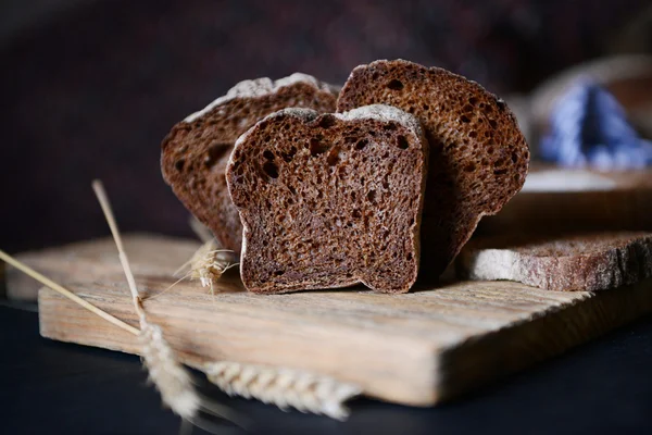 Kesme tahtası portre üzerinde kulakları ile ekmek dilimlenmiş — Stok fotoğraf