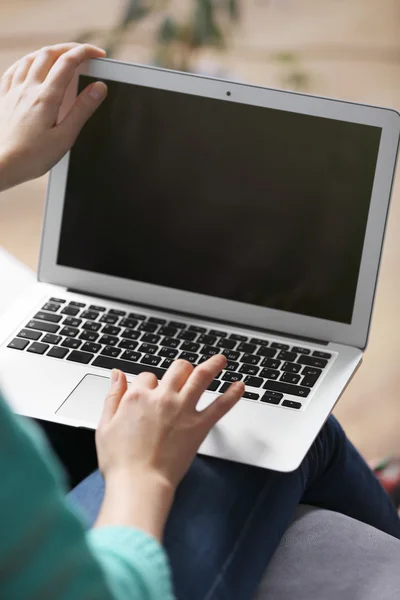 Mulher sentada no sofá com laptop — Fotografia de Stock