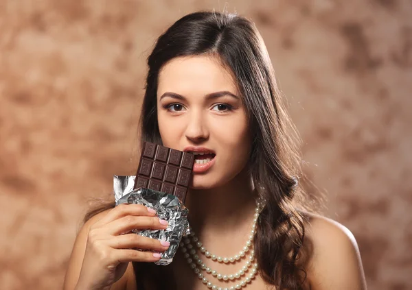 Mladá žena s čokoládou — Stock fotografie