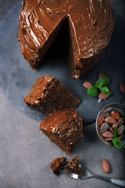 Schokoladenkuchen mit Zutaten auf dem Tisch — Stockfoto