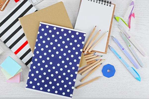 Cuadernos con papelería en la mesa —  Fotos de Stock