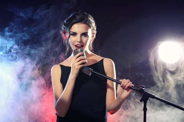 Beautiful woman singing — Stock Photo, Image