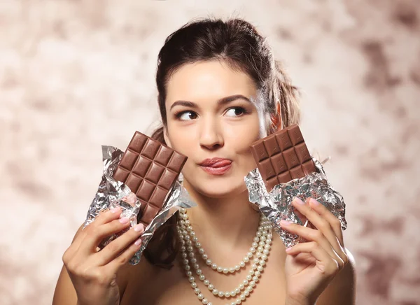 Mujer joven con chocolate —  Fotos de Stock