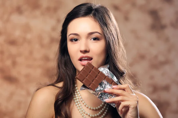 Mujer joven con chocolate — Foto de Stock