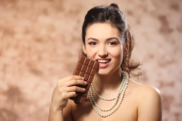 巧克力的年轻女人 — 图库照片