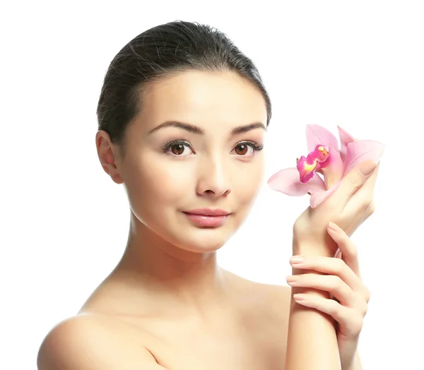 Hermosa mujer con flor de orquídea — Foto de Stock