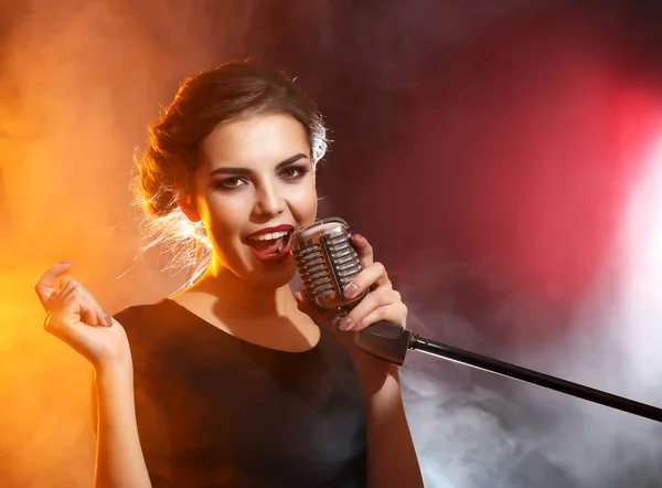 Hermosa mujer cantando — Foto de Stock