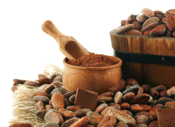Ароматические какао-бобы и шоколад изолированы на белом фоне, закрыть — стоковое фото